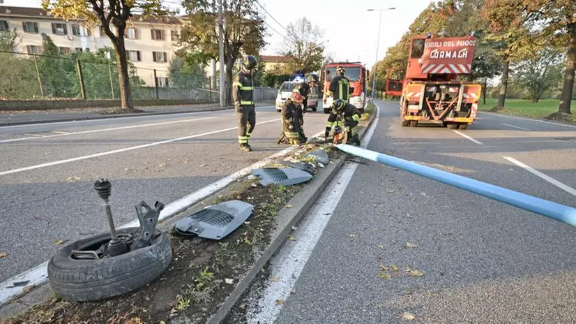 Schianto all'alba in via Oberdan: abbattuti semaforo e palo della luce