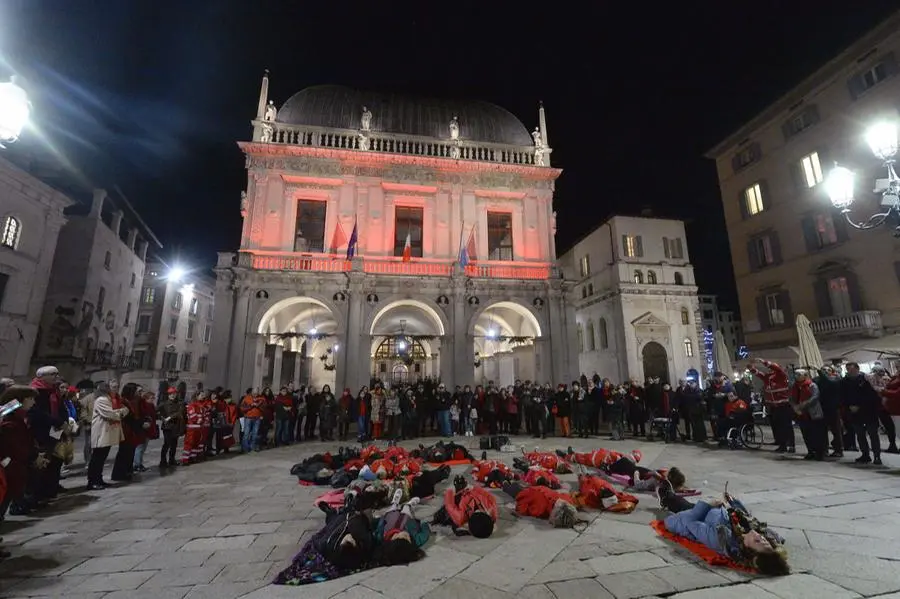 Violenza sulle donne: flash mob in piazza Loggia