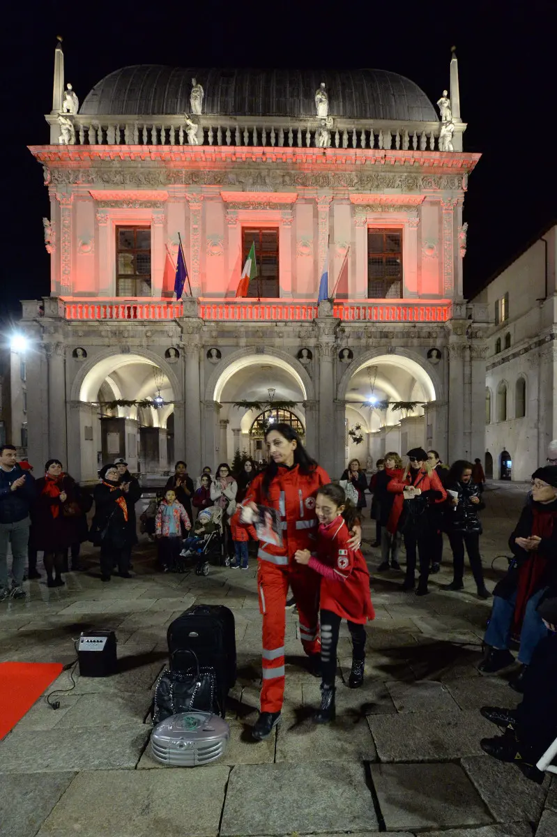 Violenza sulle donne: flash mob in piazza Loggia