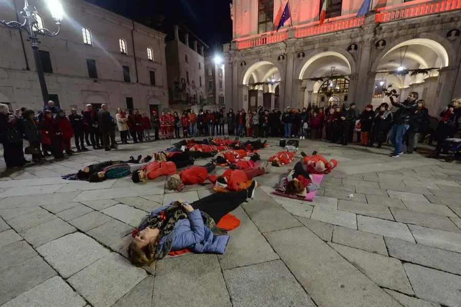 Violenza sulle donne: flash mob in piazza Loggia