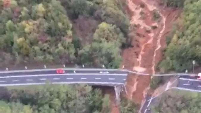 Crolla un viadotto sulla Torino-Savona