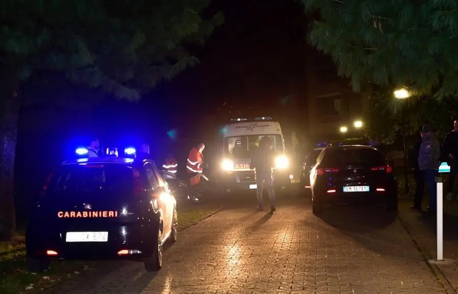 Carabinieri sul luogo dell'omicidio a Cernusco: l'auto del killer rubata a Brescia