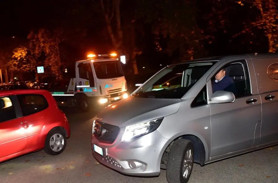 Carabinieri sul luogo dell'omicidio a Cernusco: l'auto del killer rubata a Brescia