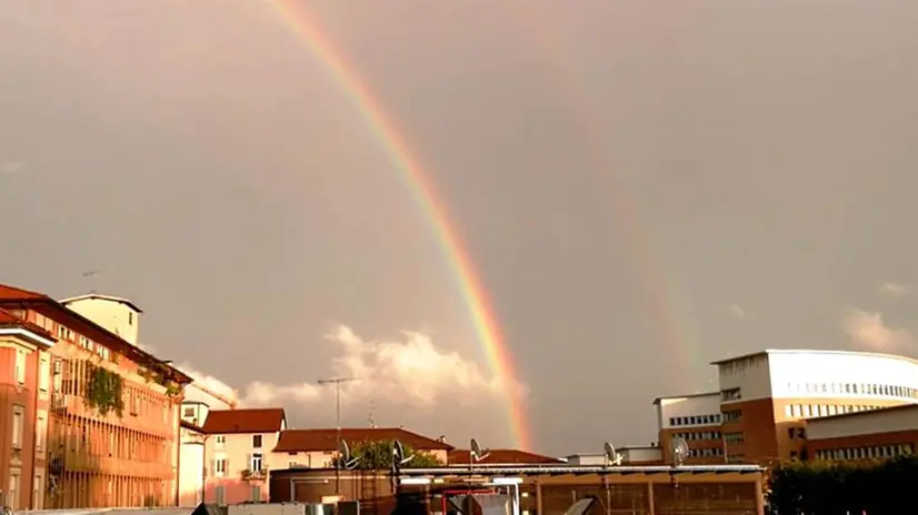 Il doppio arcobaleno sul cielo della città