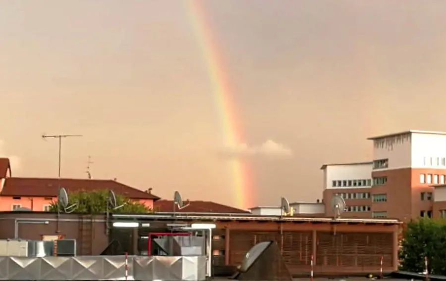 Il doppio arcobaleno sul cielo della città