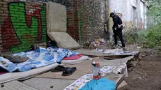 Il giaciglio di fortuna dei senzatetto all'ex Tempini - Foto Neg © www.giornaledibrescia.it