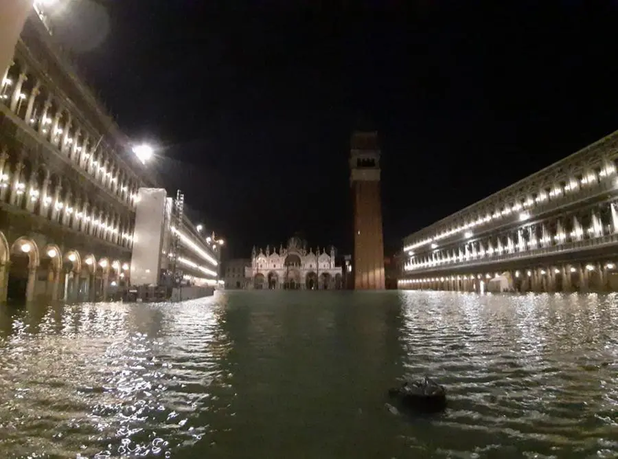 Acqua alta a Venezia, danni ingenti e paura
