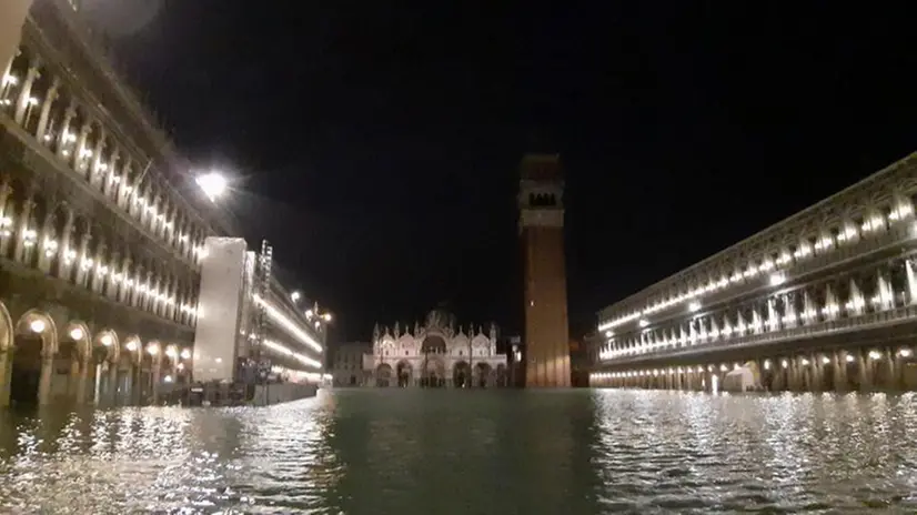 Acqua alta a Venezia, danni ingenti e paura