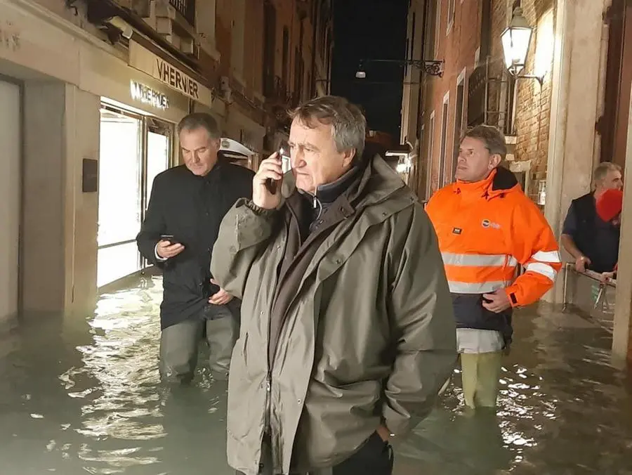 Acqua alta a Venezia, danni ingenti e paura