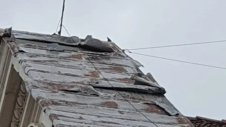 La copertura si stacca dal Duomo, le verifiche dei Vvf