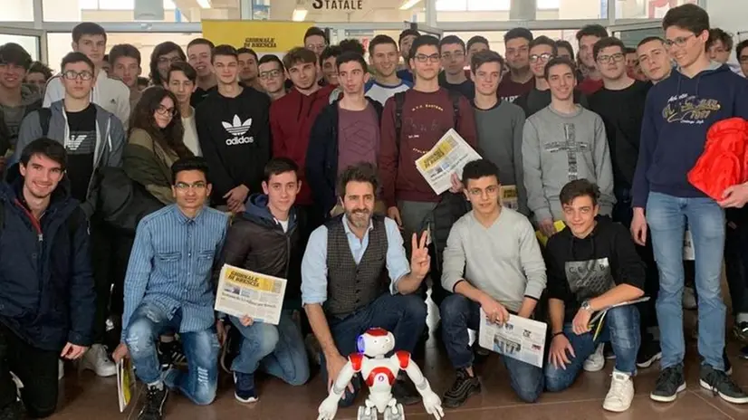Massimo Temporelli con i ragazzi di una delle tappe dello scorso anno - © www.giornaledibrescia.it