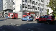 Vigili del Fuoco e Polizia di Stato alla sede Inps di Brescia - © www.giornaledibrescia.it