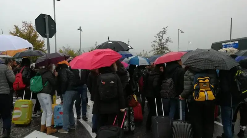 I ragazzi all'alba alla partenza di «Un treno per Auschwitz» -  © www.giornaledibrescia.it