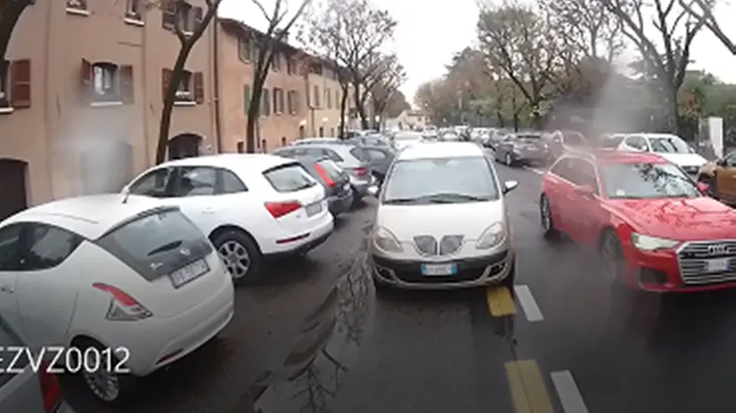 Via Zadei e ciclabile occupata