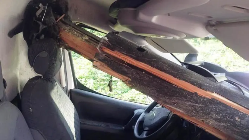L'incidente a Salò: un uomo è finito fuori strada