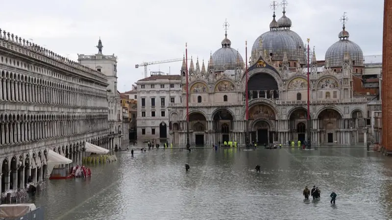 Piazza San Marco invasa dall'acqua - Foto Ansa/Andrea Merola © www.giornaledibrescia.it