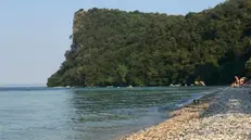 All’ombra della Rocca: la spiaggetta è all’interno della riserva naturale