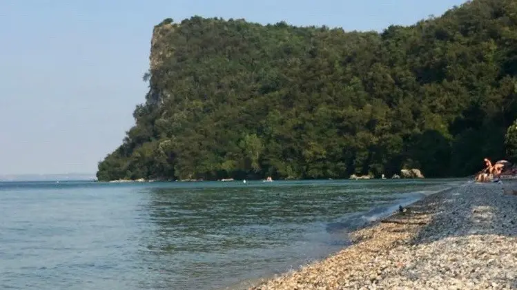 All’ombra della Rocca: la spiaggetta è all’interno della riserva naturale