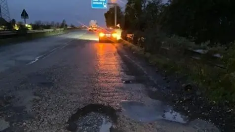 In un’immagine di un lettore le buche tra Esenta e Castiglione © www.giornaledibrescia.it