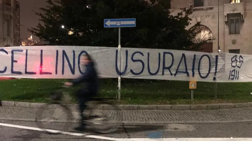 Lo striscione apparso davanti alla sede della società