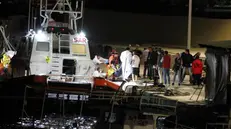 Lampedusa, i soccorsi ai naufragi sopravvissuti e il recupero delle salme