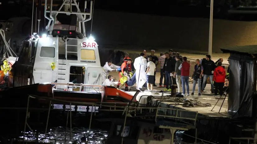 Lampedusa, i soccorsi ai naufragi sopravvissuti e il recupero delle salme