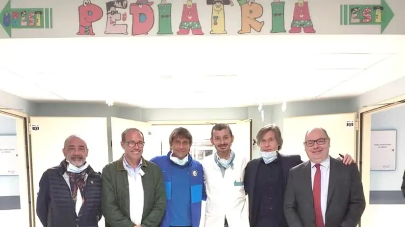 Antonio Conte e Lele Oriali assieme al personale del Civile in occasione della visita ai piccoli pazienti dell'Oncoematologia pediatrica - Foto tratta da Facebook © www.giornaledibrescia.it