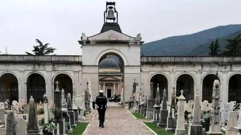 Gavardo, lapide rimossa e tomba profanata al cimitero: è giallo
