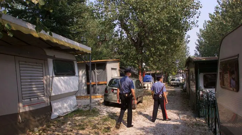 Carabinieri all'interno di un camping © www.giornaledibrescia.it