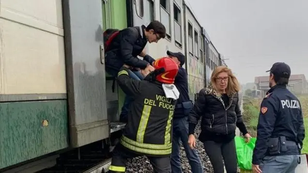 Passeggeri messi in salvo - Foto Eco di Bergamo