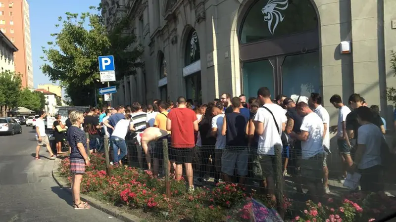 Code fin dall'alba per gli abbonamenti del Brescia