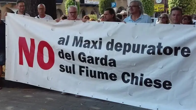 Un presidio di protesta contro il depuratore del Garda - © www.giornaledibrescia.it