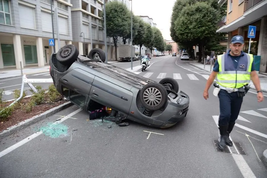 Causa l'incidente e fugge: ricercato