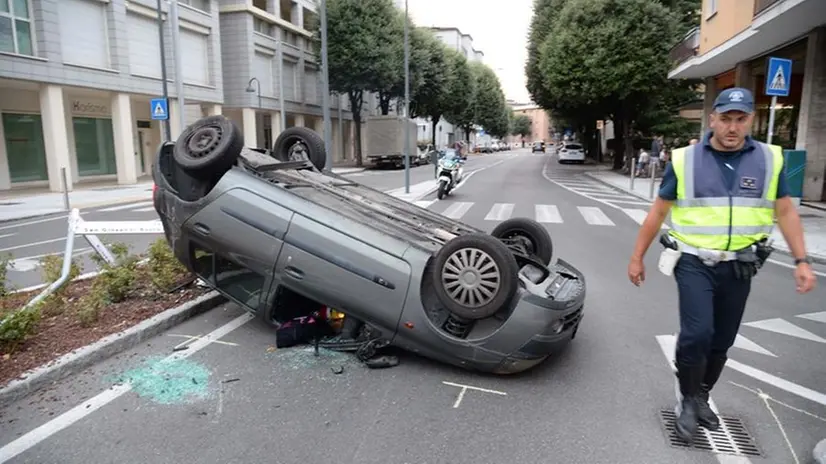 Causa l'incidente e fugge: ricercato