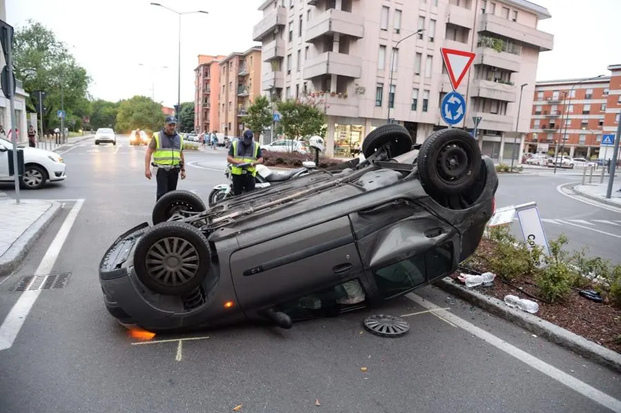 Causa l'incidente e fugge: ricercato