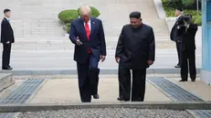 Trump cede il passo all’«amico» Kim mentre lo accompagna a varcare il confine dal Nord al Sud della Corea - Foto Ansa © www.giornaledibrescia.it