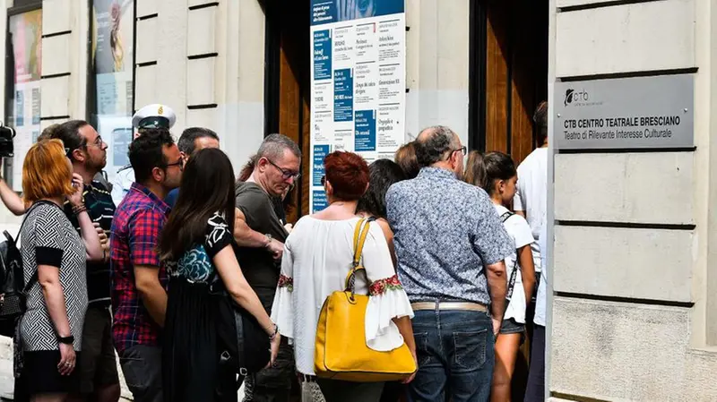 La camera ardente di Nadia Toffa al teatro Santa Chiara