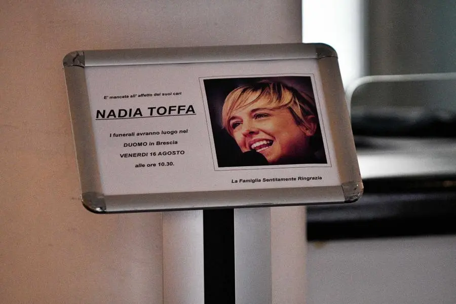 La camera ardente di Nadia Toffa al teatro Santa Chiara