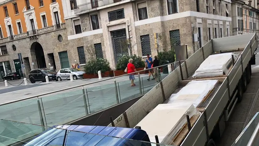 Prende la rampa per il parcheggio, autoarticolato si incastra