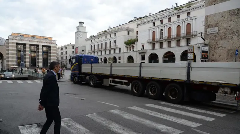 Si incastra nel parcheggio, le operazioni di recupero