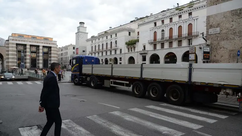 Si incastra nel parcheggio, le operazioni di recupero