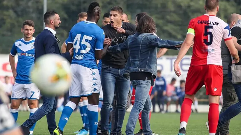 I tifosi serbi avvicinano Balotelli durante l'amichevole Brescia-Vojvodina - © www.giornaledibrescia.it