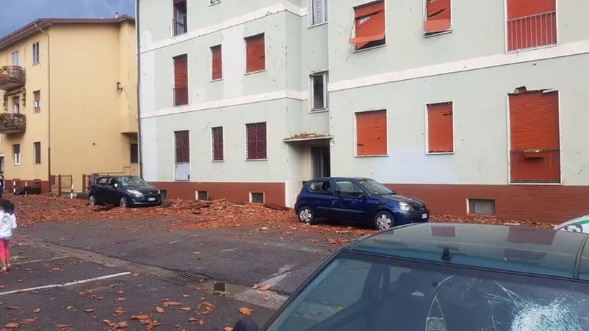 Il vento scoperchia le case tra Brescia e Bovezzo