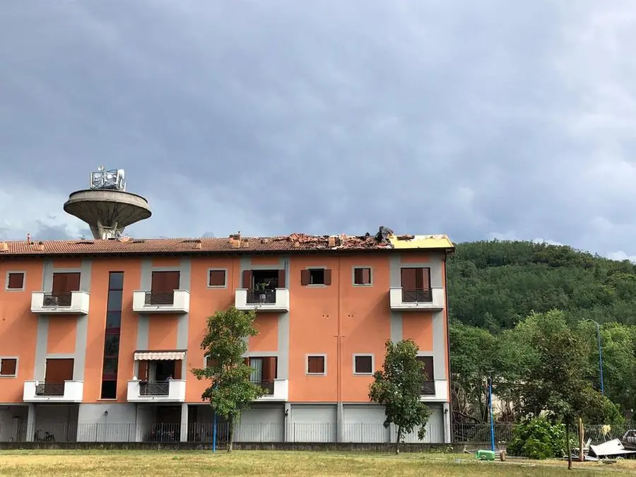 Il vento scoperchia le case tra Brescia e Bovezzo