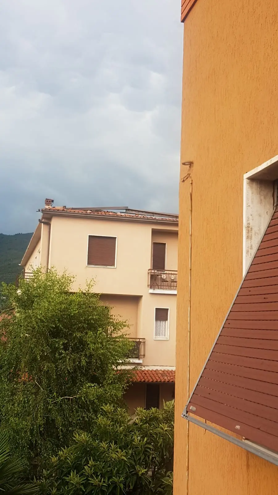 Il vento scoperchia le case tra Brescia e Bovezzo