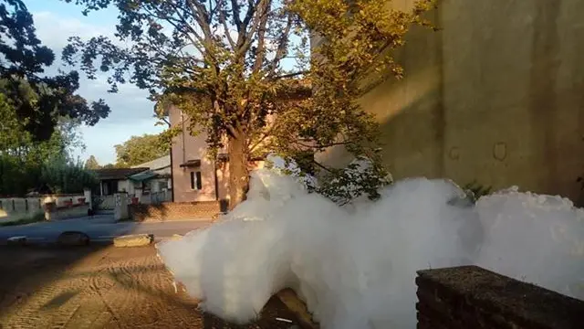 A Porzano esce schiuma dai tombini