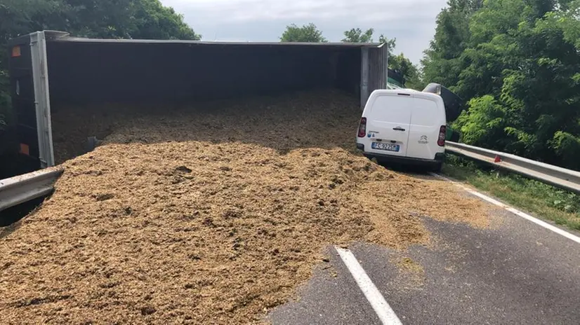 Il rimorchio si ribalta, quintali di trinciato in strada