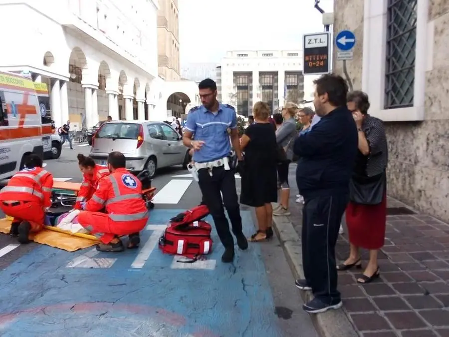 I volontari della Croce bianca soccorrono l'anziana signora