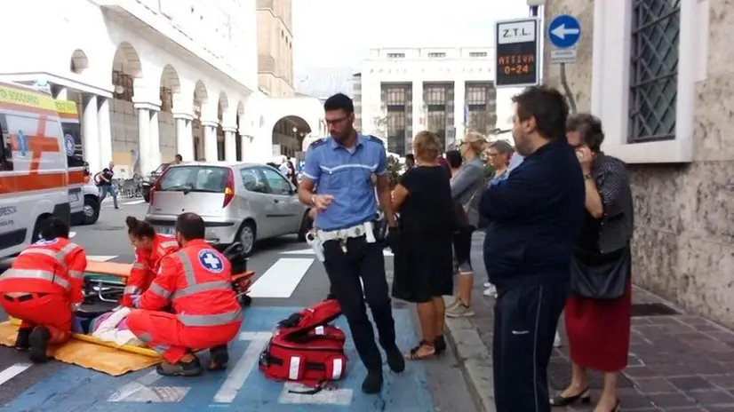 I volontari della Croce bianca soccorrono l'anziana signora