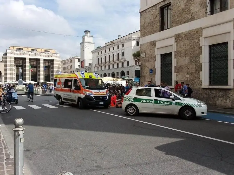 I volontari della Croce bianca soccorrono l'anziana signora